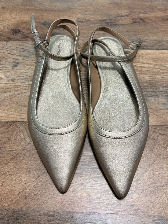 Free People Shoes - Free People metallic gold pointed toe ankle strap flats – women’s size 9 ✨